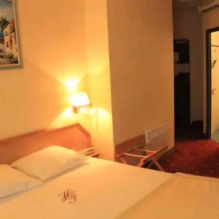 Foch Hotel 3*